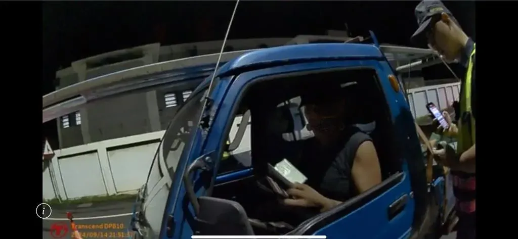 一輛載運7.8公尺長鐵樑的小貨車駕駛表現異常,被警方搜出毒品。(圖/金山警分局提供)