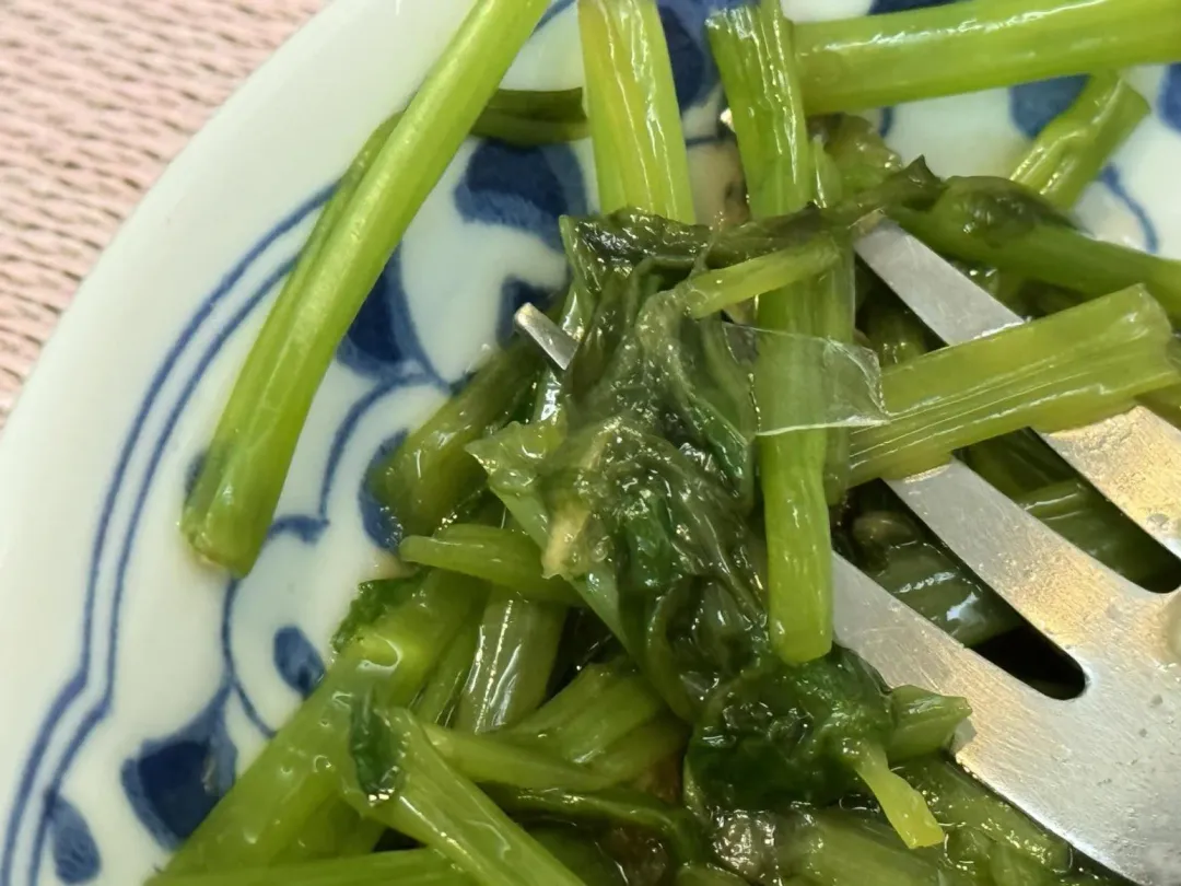 高嘉瑜PO出玻璃碎片在空心菜盤內的照片。（圖／高嘉瑜臉書）