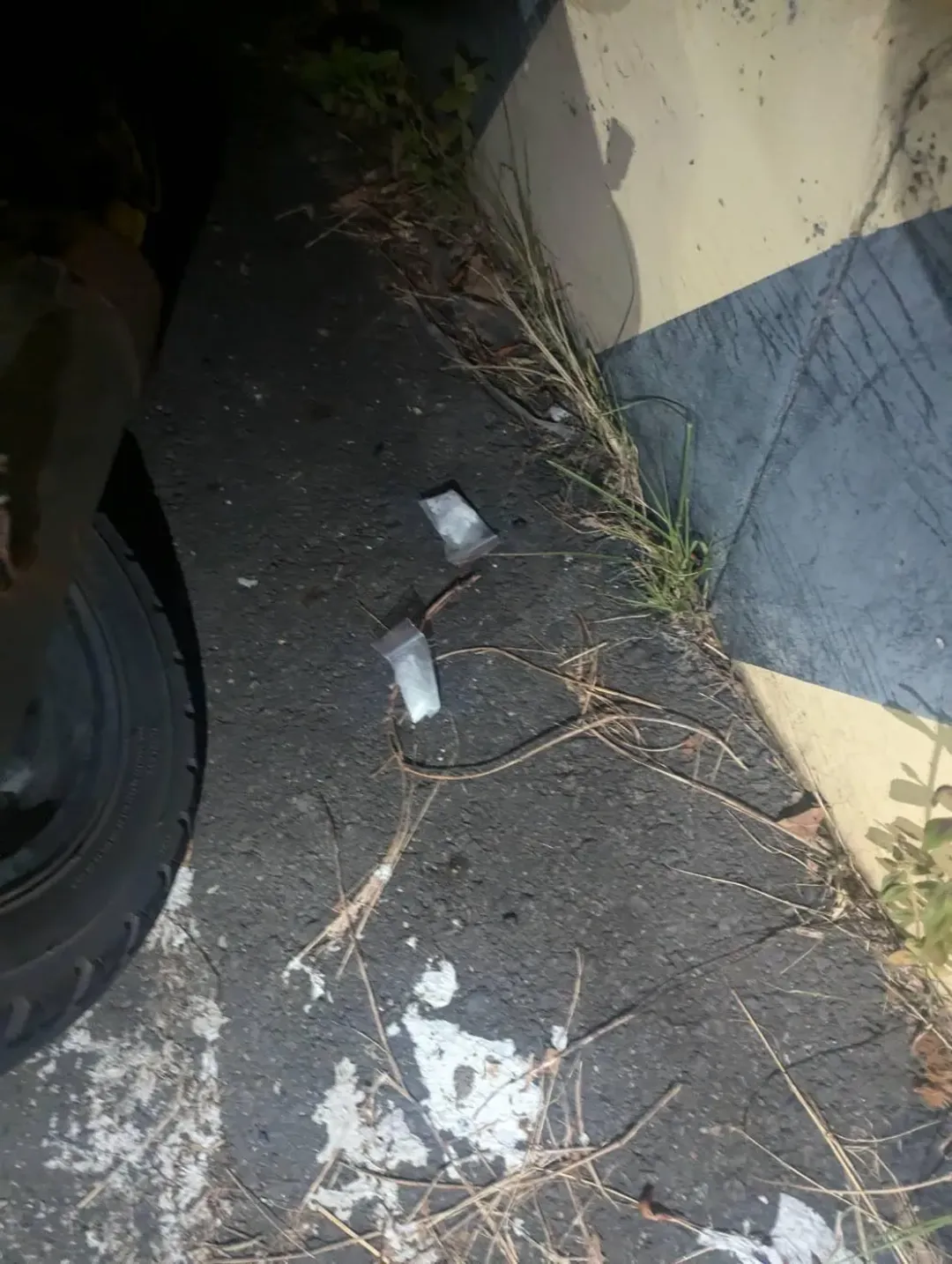 犯嫌見警逃逸時丟棄之毒品。（圖／翻攝畫面）