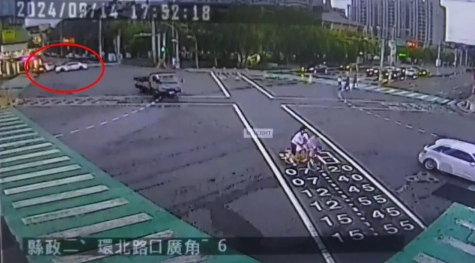 一輛自小客車將巡邏警車攔下,需要警方協助開道送醫。(圖/翻攝畫面)