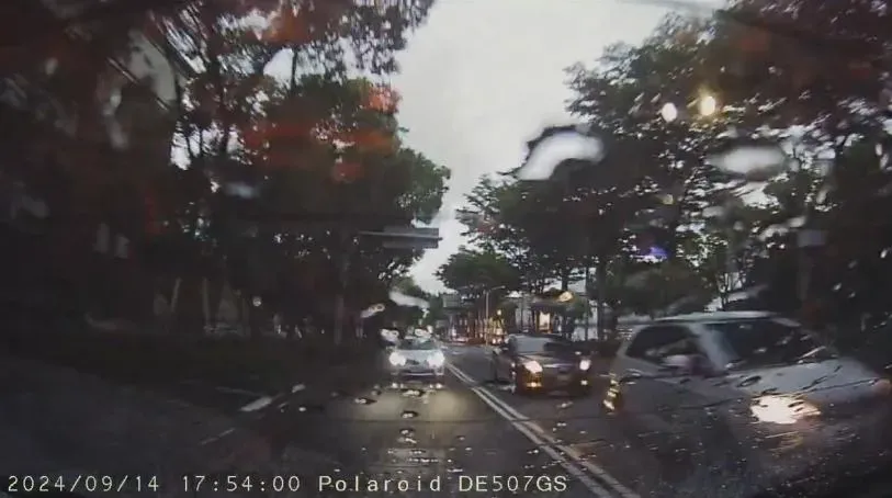 員警同仁見車內小女孩臉色蒼白,遂答應開道協助前往東元醫院。(圖/翻攝畫面)