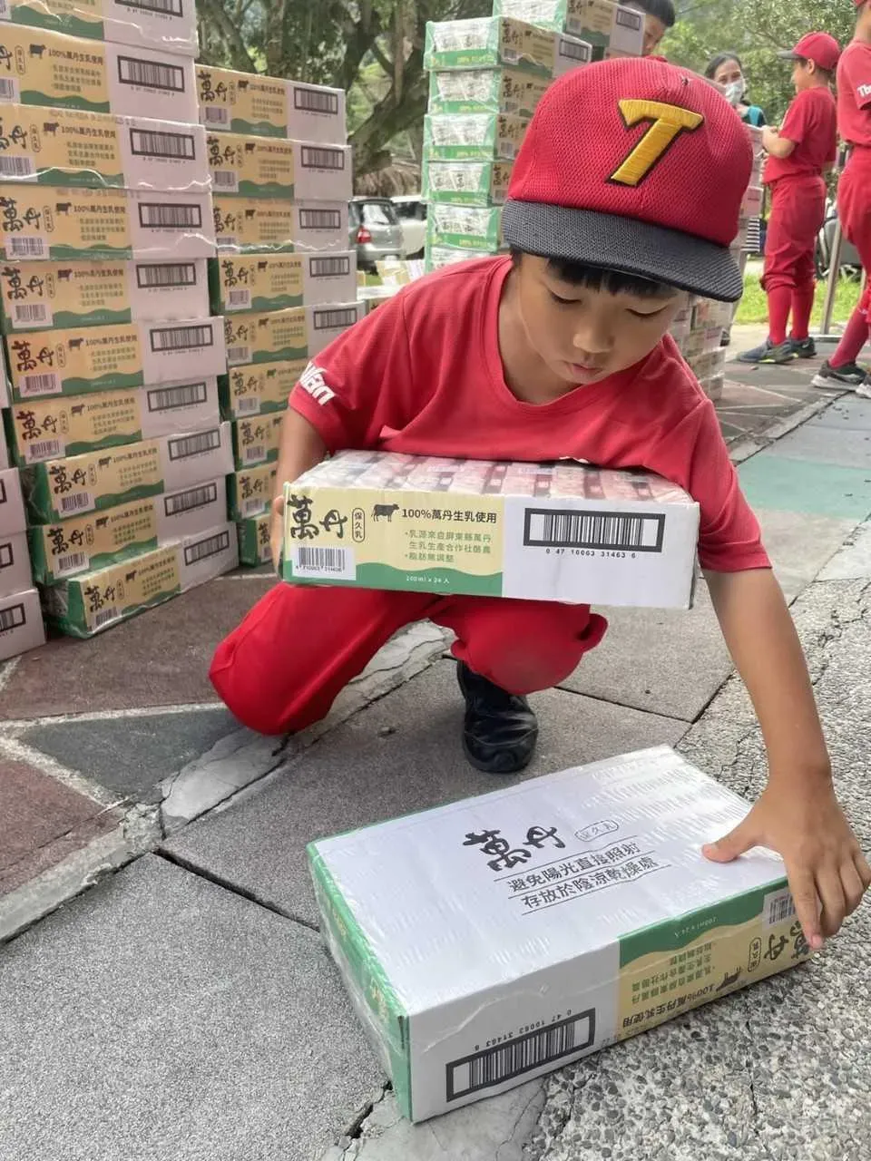 偏鄉小球員不僅收到滿滿的補給品，還能到天母棒球場看職棒賽事。（圖／頂新和德文教基金會提供）