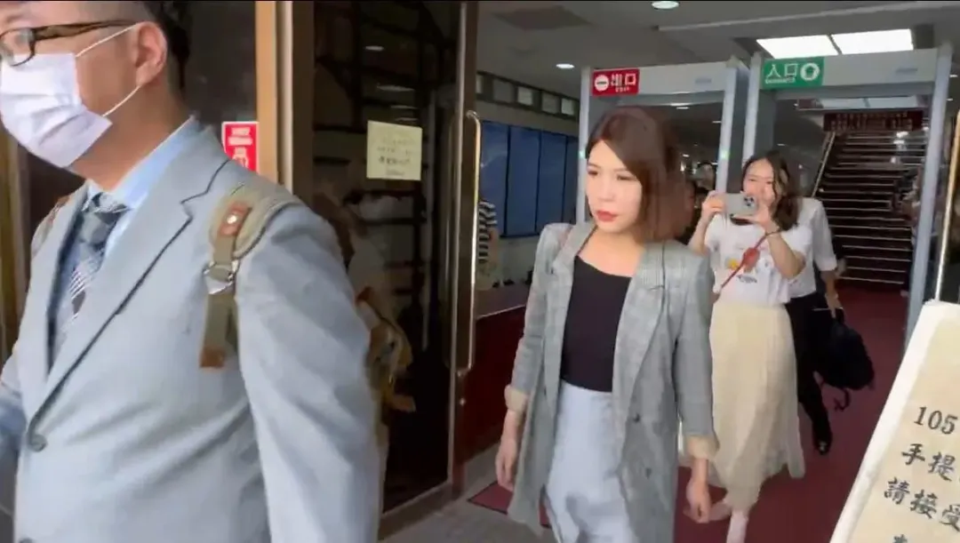 馬郁雯接受偵訊後在律師引導下步出北檢搭車離去。(圖/中天新聞)