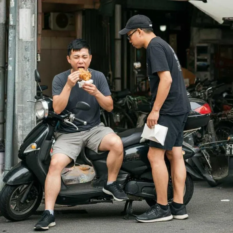 日本網友用AI生成出台灣男子吃雞排的樣貌。（圖／翻攝X／@dandohque ）