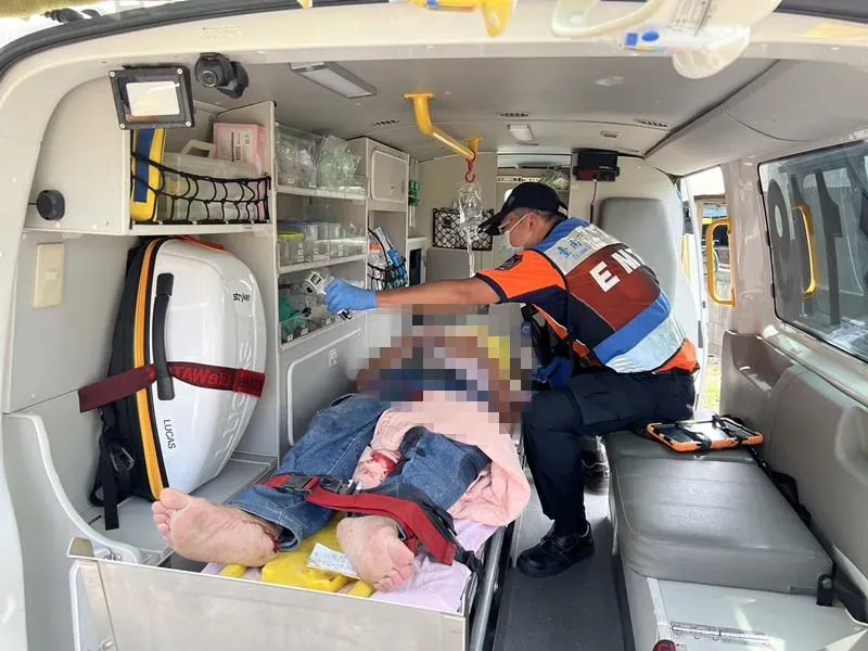 男性駕駛受困在駕駛座意識清楚，但大腿被方向盤夾住動彈不得，經檢傷發現大腿骨折。（圖／翻攝畫面）