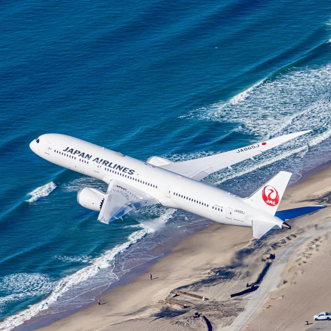 日本通過從2028年起實施JESTA，外國人未過審將被拒登機。（示意圖／翻攝臉書「Japan Airlines」）