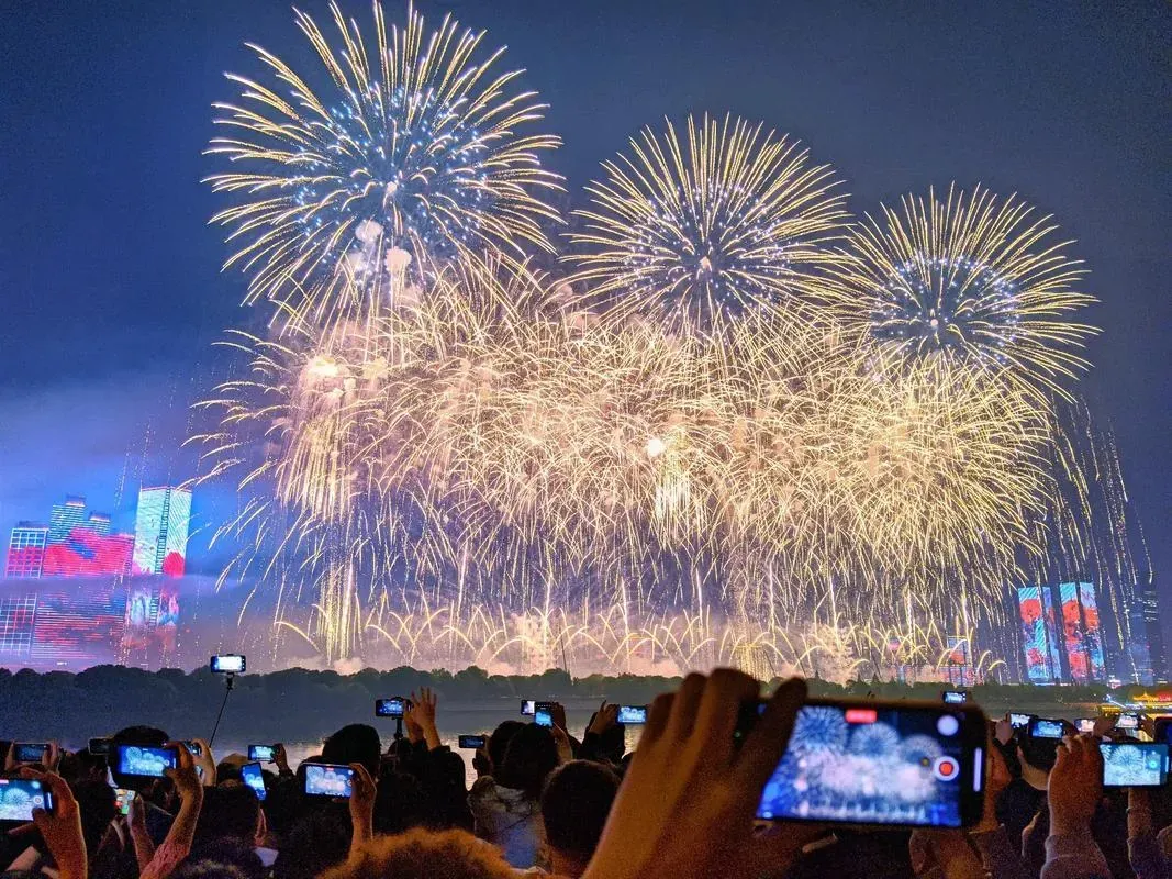 武漢闊別十多年再度迎來盛大的長江煙火秀(圖/翻攝微博)