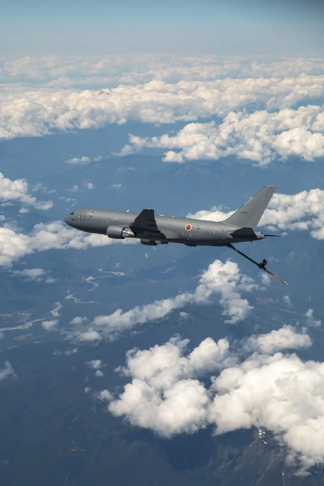 航空自衛隊KC-46A空中加油機放下機尾的加油管。(圖/波音公司)