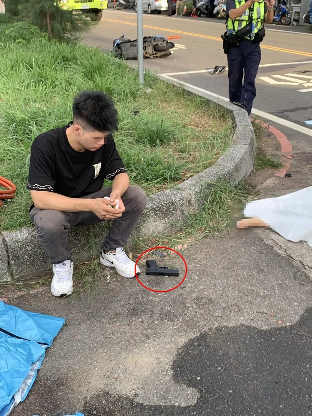 新竹虎林國中前發生重大車禍，黑衣男身上掉出一把槍，經查是道具槍。（圖／翻攝畫面）
