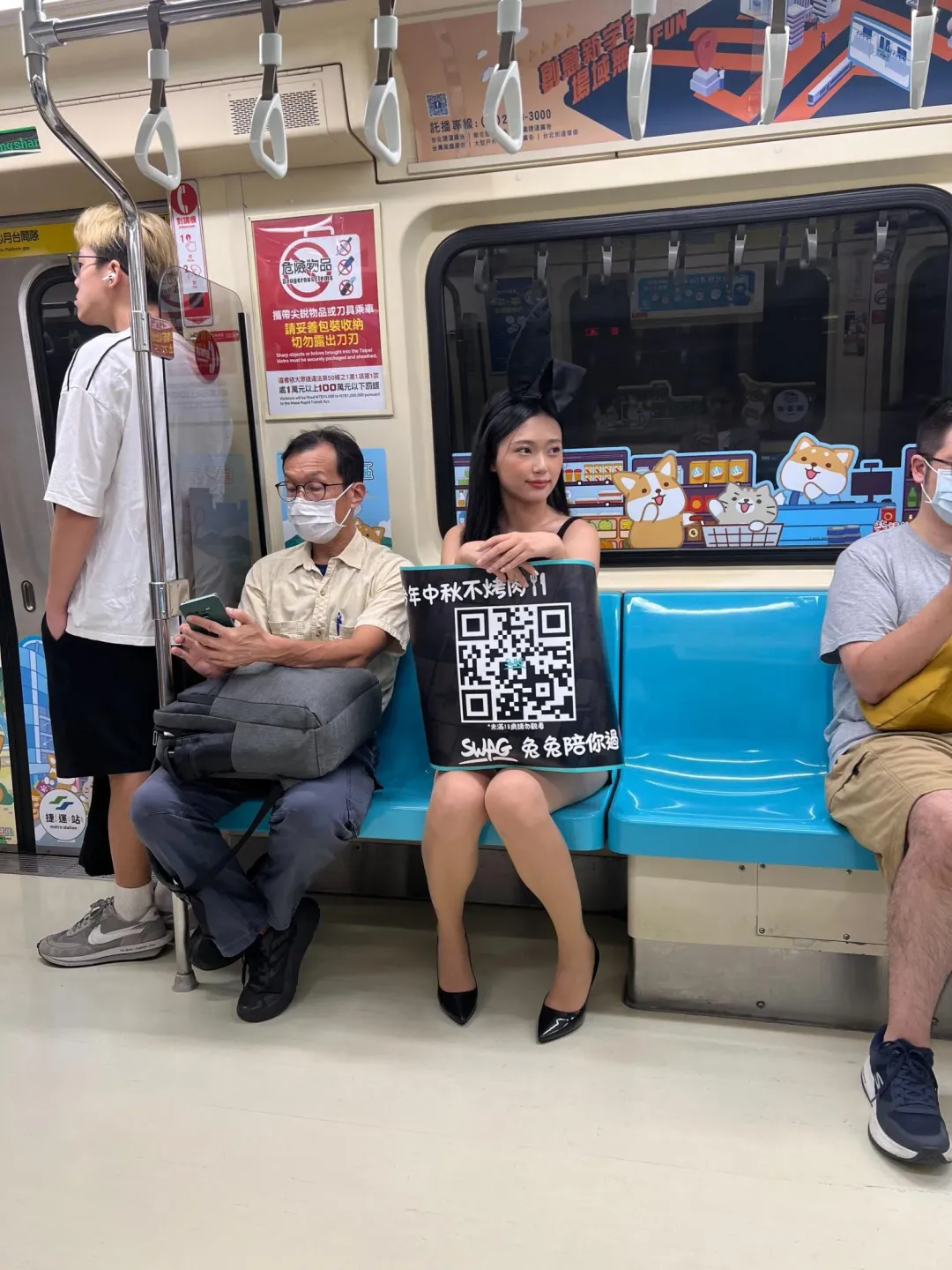 SWAG 女郎扮成月兔造型搭捷運，吸引通勤族注目。（圖／翻攝畫面）