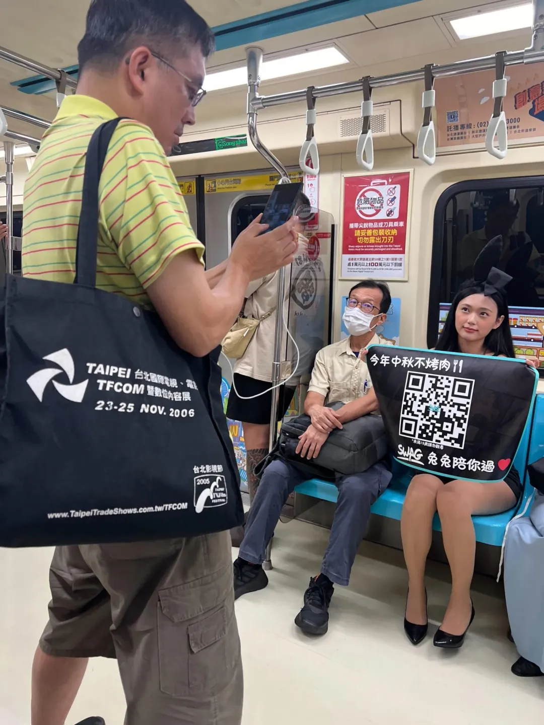 SWAG 女郎扮成月兔造型搭捷運，吸引通勤族注目。（圖／翻攝畫面）