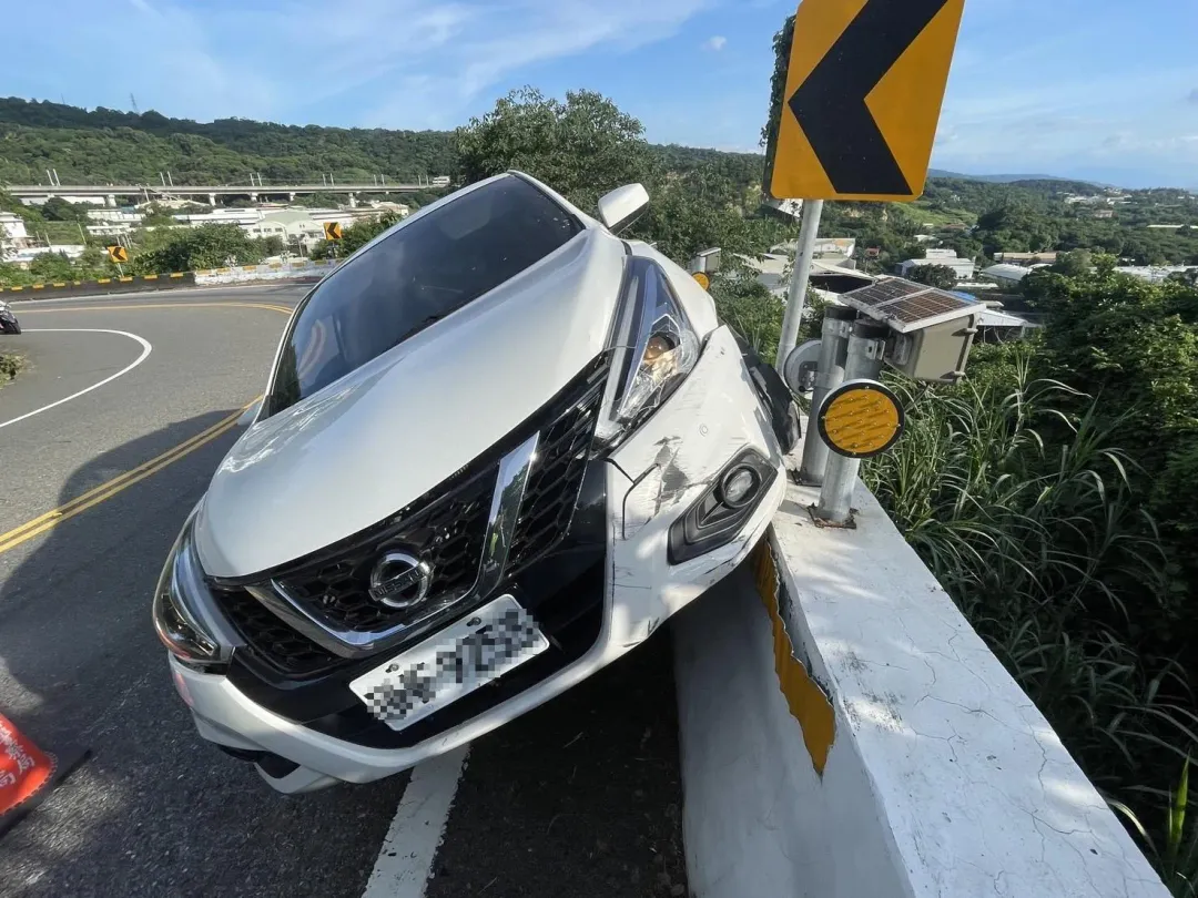 自小客車左前車頭受損，撞後護欄後，呈現45度卡住。（圖／翻攝畫面）