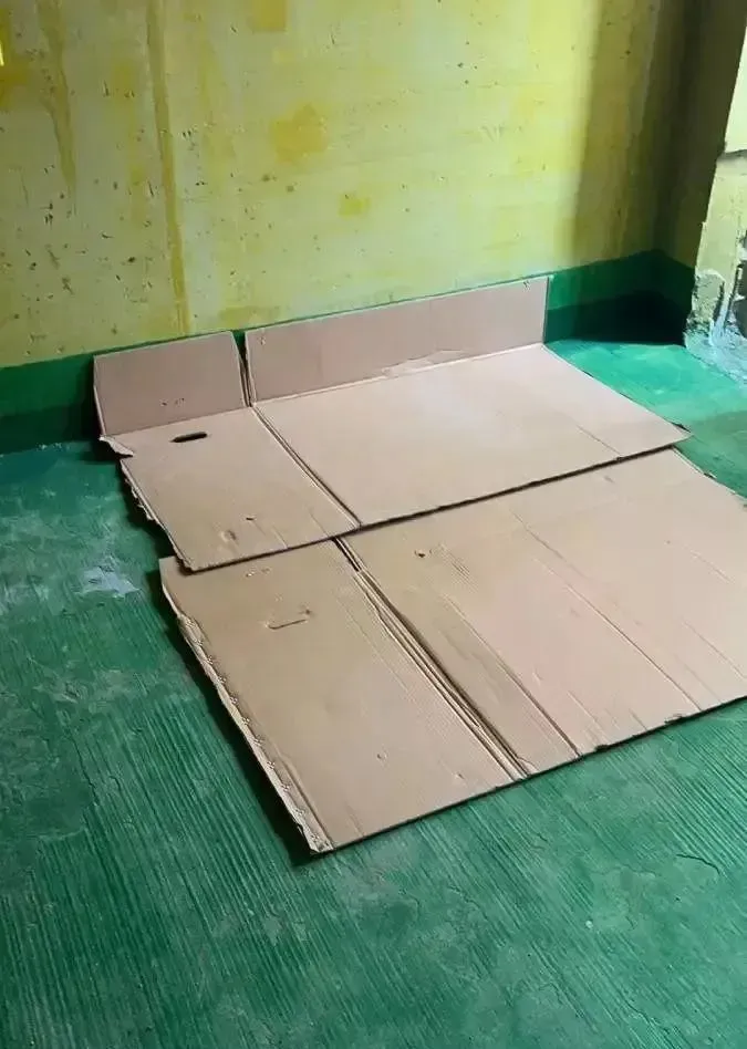 事後現場留下鋪地紙板。(圖/翻攝微博)