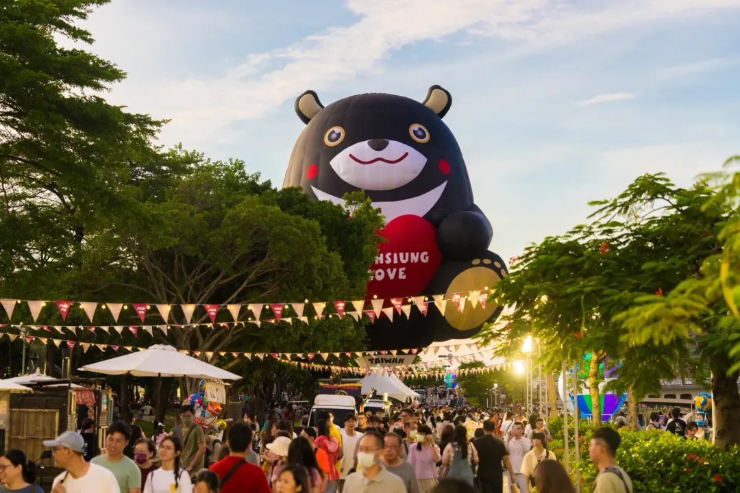 高雄熊熱氣球於愛河的展演活動搭配假日市集吸引滿滿人潮。（圖／高雄觀光局提供）