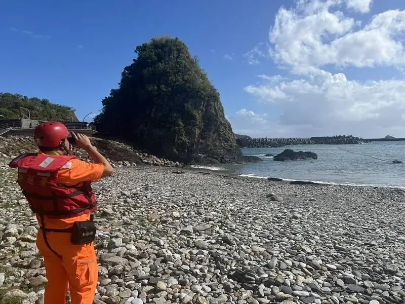 今天清晨6時許南方澳消防分隊實施岸際搜索。(圖/海巡署提供)