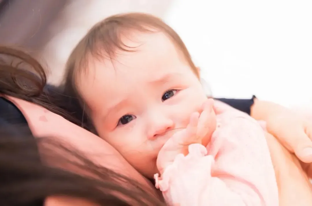 一名2個月大的女童突然出現鼻塞、發燒、拉肚子的症狀,1天解9-10次稀水樣便,且有活力變差情形。此圖並非當事人。(示意圖/Photo AC)