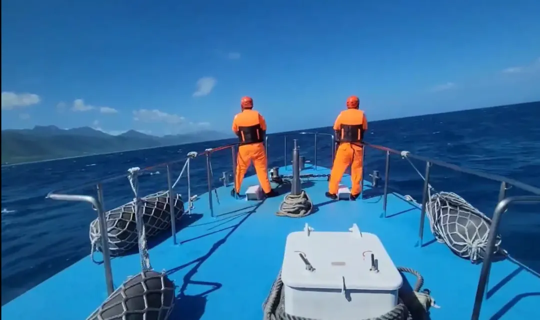 海巡署東部分署獲報後派遣人員搭巡防艇出海搜尋。（圖／翻攝畫面）