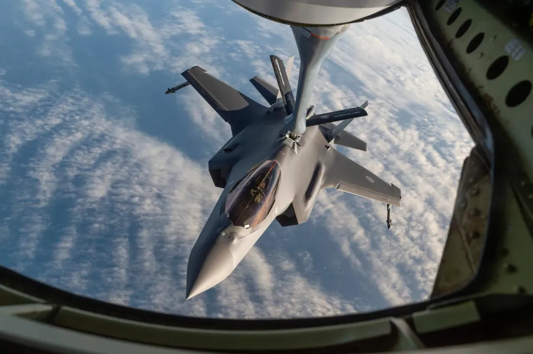 挪威空軍F-35A進行空中加油。(圖/北約組織)