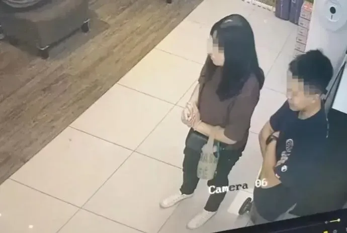 消防員進店購物,察覺狀況不對通知超商店員。(圖/翻攝畫面)