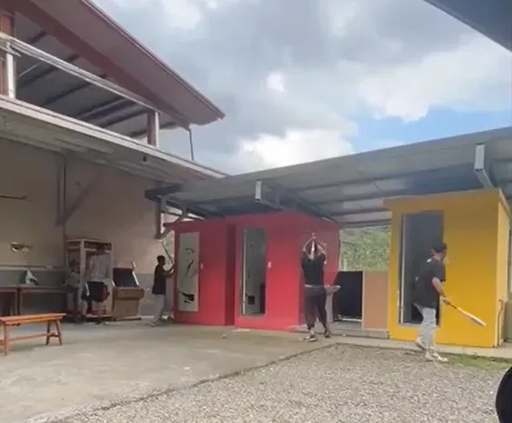 畫面可見數名男子舉起球棒開砸,到處都是破損。(圖/翻攝畫面)