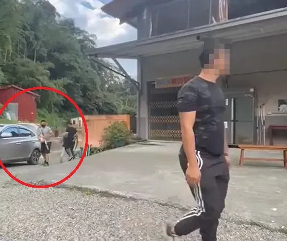 一行人打完之後搭上銀灰色轎車。(圖/翻攝畫面)