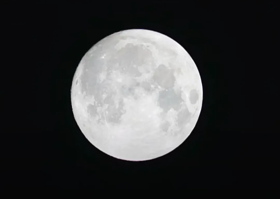 雖然17日晚間的月亮還不是天文學定義的超級月亮,但其圓滿無瑕的模樣已經迷倒眾生。(圖/翻攝自YouTube@TaipeiAstroMuseum)