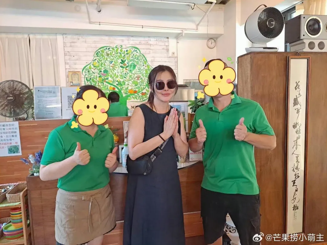 王祖賢與店家合照。（圖／翻攝自微博）