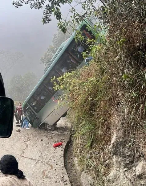 觀光巴士墜下15公尺後撞向地面,車身側翻傾斜。(圖/翻攝X)
