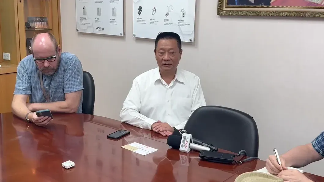 負責人表示,該款呼叫器不是他們製造,代理商在黎巴嫩的工廠做的。(圖/陳奕廷 攝)