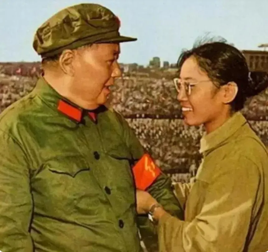 1966年宋彬彬（右）為毛澤東（左）戴上紅衛兵袖章。（圖／翻攝百度）
