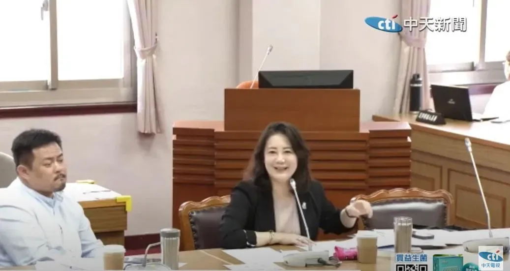 民眾黨指控民進黨團幹事長吳思瑤在朝野協商時要求27日審查預算要一併討論「撥補台電千億」一事,想霸王硬上弓。(圖/中天新聞)