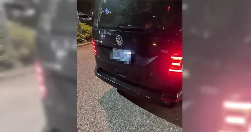近日有民眾從桃園機場搭白牌計程車到高鐵桃園站,路程僅約16分鐘,竟被司機收了1100元,讓他氣炸拍下對方車牌。(圖/翻攝自Dcard)