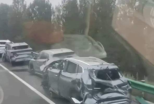 有新車當場變成一團廢鐵（圖／翻攝微博）