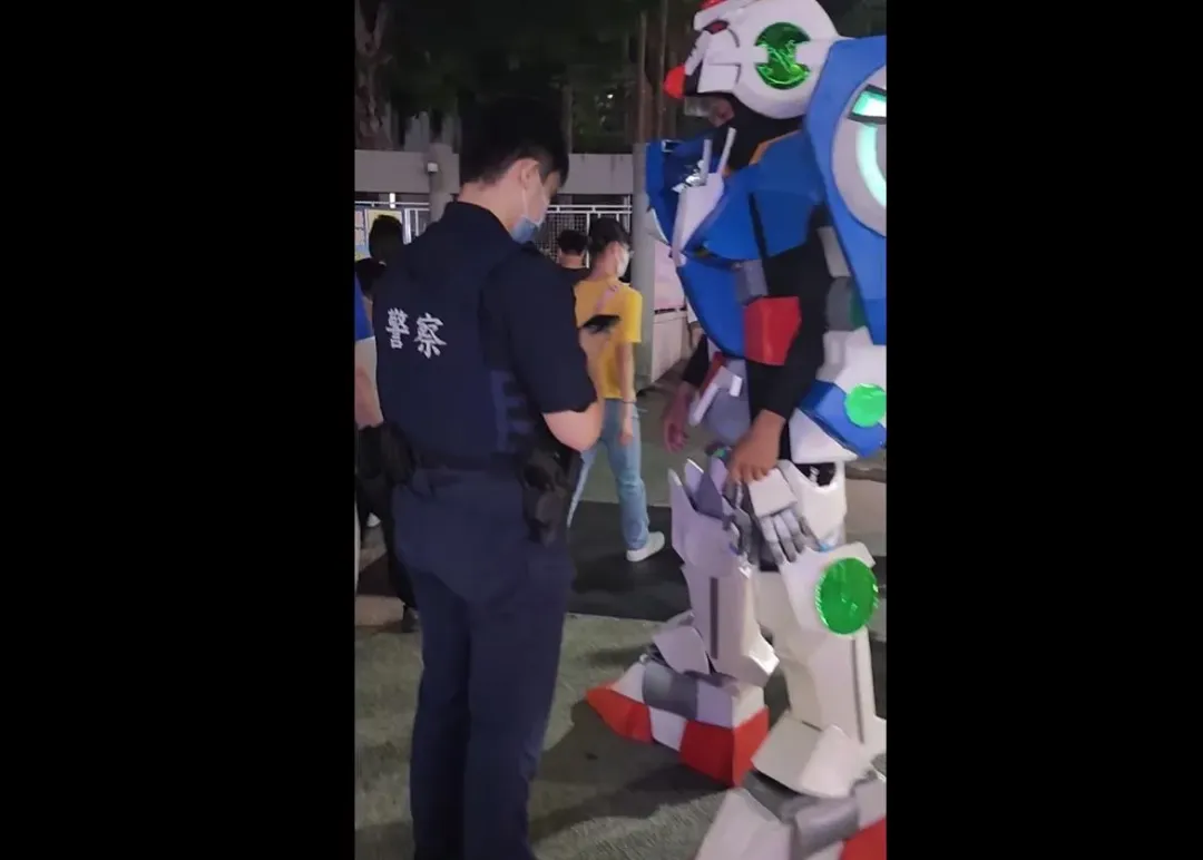 瑞豐夜市驚見一座機動戰士鋼彈站在警察旁盤查做筆錄。(圖/Threads @yangyang_bear88授權提供)