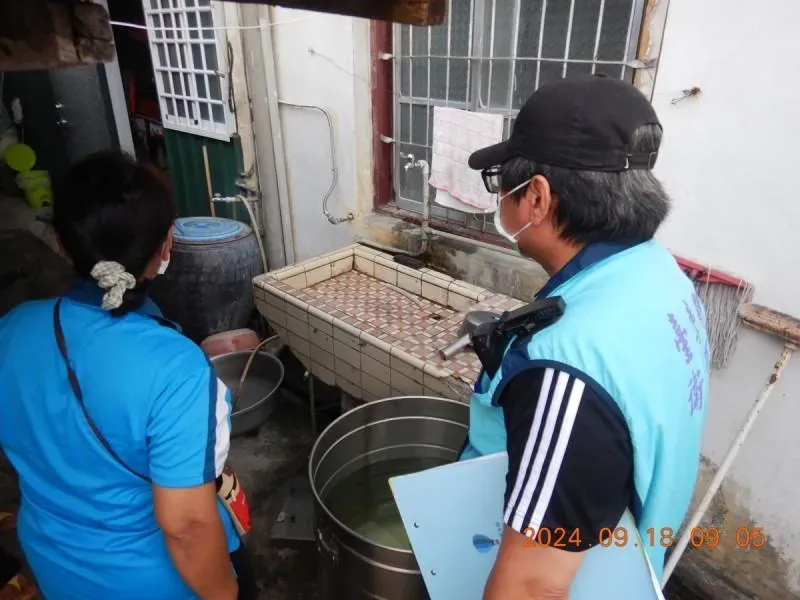 台東縣衛生局成立調查小組前往採集食材及血桐葉檢體。（圖／翻攝畫面）