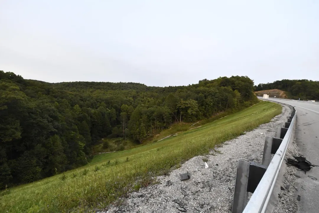 肯塔基州警方日前在75號州際公路旁尋找公路槍擊事件的嫌疑人考奇。（圖／美聯社）