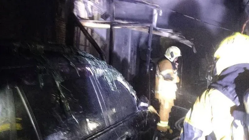 高雄市鳳山深夜火警,就讀高中和國中的兄弟1死1命危。(圖/記者爆料網)