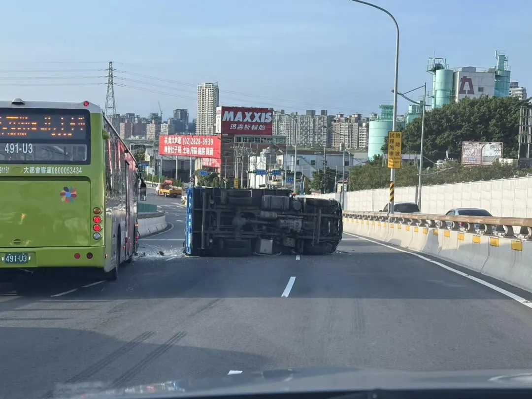 小貨車翻覆,後斗載運的貨物散落一地。(圖/翻攝記者爆料網)