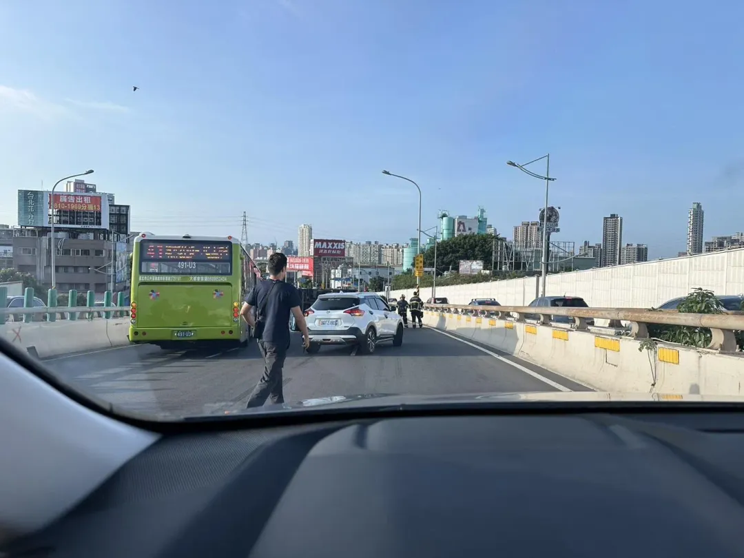 整起事故無人受傷受困,現場民眾均表示不需就醫。(圖/翻攝記者爆料網)