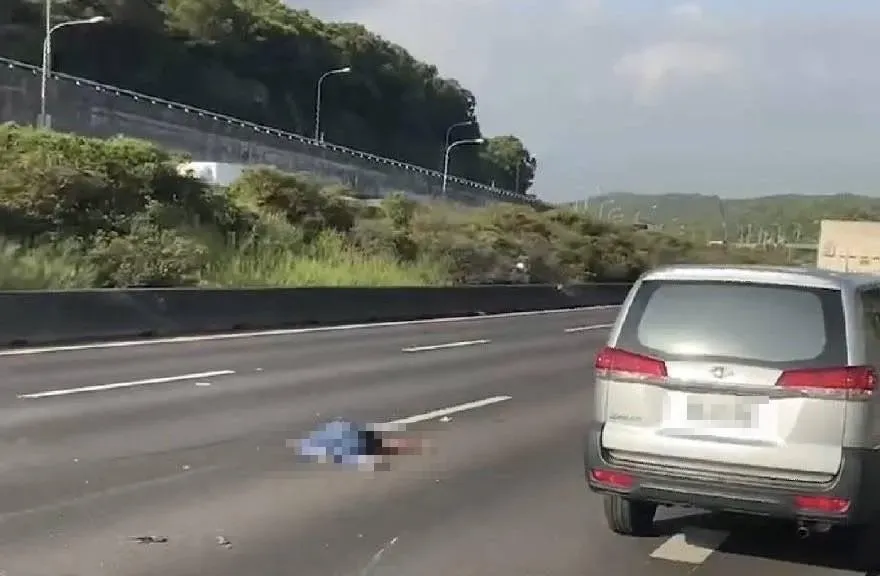 小客車49歲黃姓女駕駛拋出車外。（圖／翻攝記者爆料網）