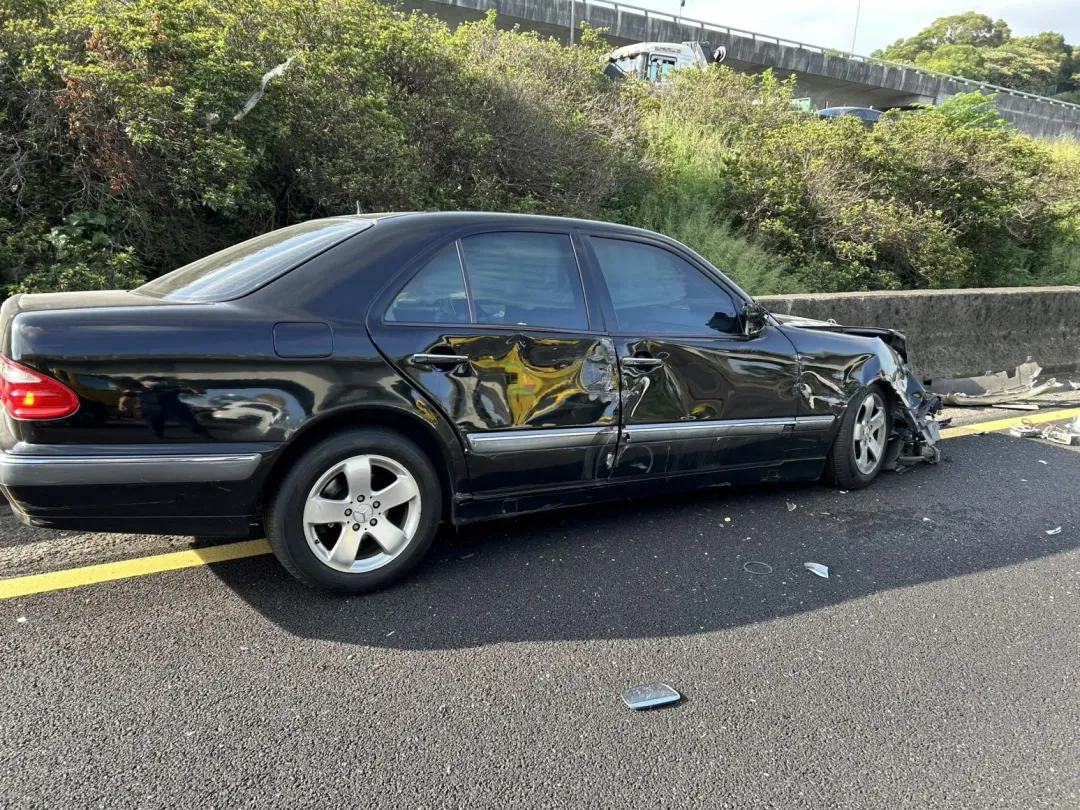 一台自小客車的車頭被撞到零件散落一地，可見當下撞擊力道有多大。（圖／翻攝畫面）
