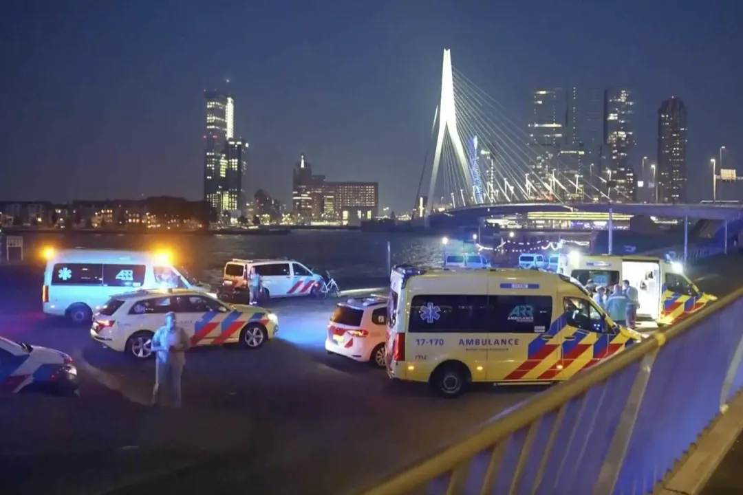 大批警車救護車湧入現場（圖／美聯社）
