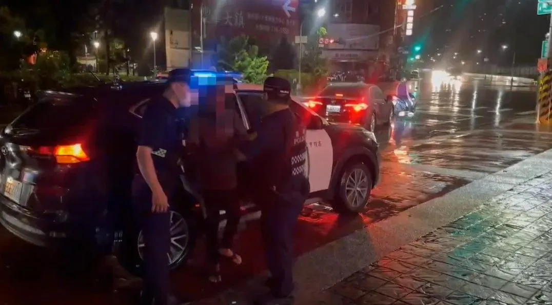 初步了解該男子為街友，當時為了拆解竊取被害人家前機車零件，約耗時30分鐘不明原因導致機車起火後離開現場。（圖／翻攝畫面）
