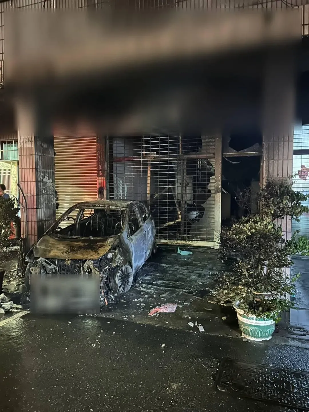 停放於住家騎樓內自小客車燃燒，經消防隊以水柱將火燄撲滅，均為輕微性嗆傷。（圖／翻攝畫面）