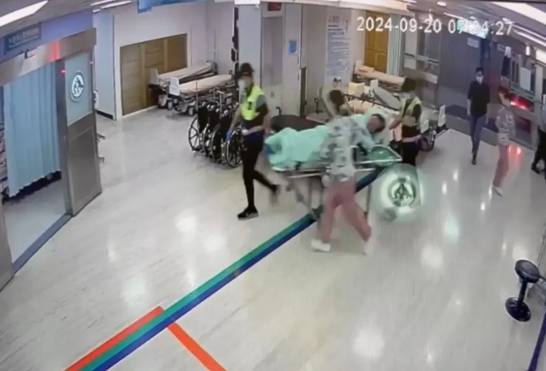 彰化市一間早餐店今早發生一起氣爆事件!林姓老闆娘在廚房更換瓦斯桶時,疑似操作不慎導致瓦斯外洩,接著又開啟瓦斯開關要煮水進而發生氣爆。(圖/翻攝畫面/彰基醫院提供)