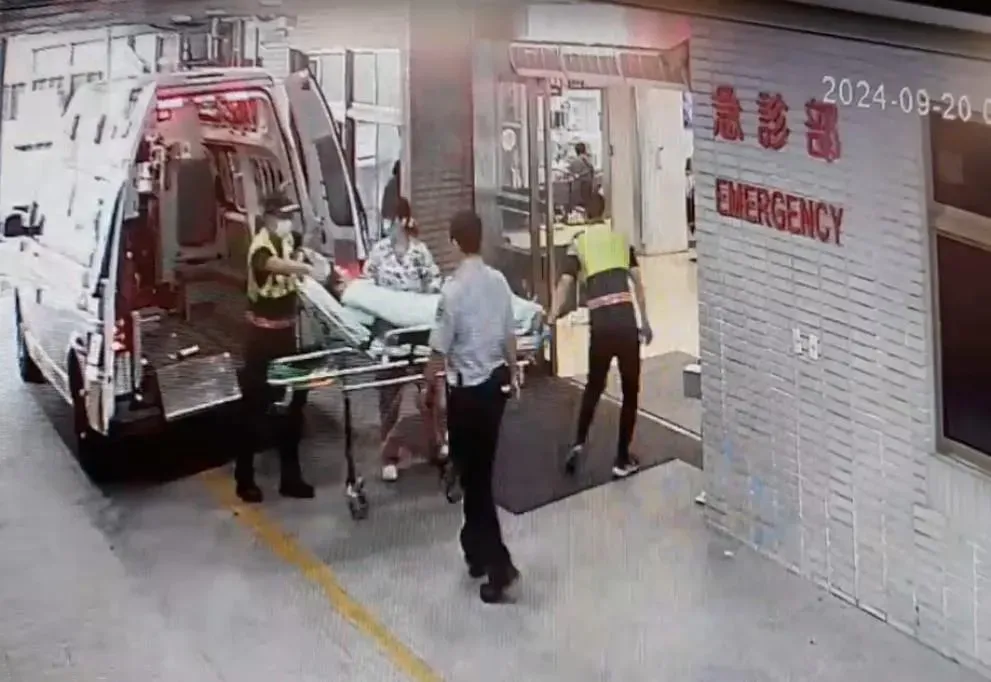 彰化市一間早餐店今早發生一起氣爆事件!林姓老闆娘在廚房更換瓦斯桶時,疑似操作不慎導致瓦斯外洩,接著又開啟瓦斯開關要煮水進而發生氣爆。(圖/翻攝畫面/彰基醫院提供)