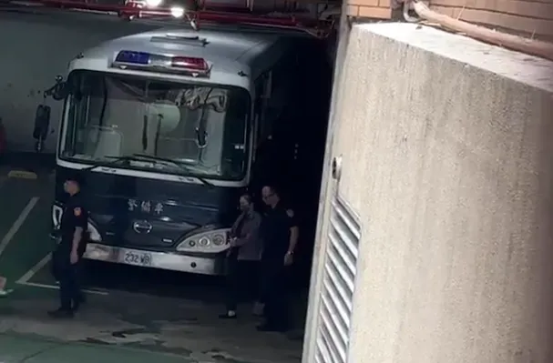 應曉薇雙手遭上銬,在法警的戒護下步下囚車。(圖/中天新聞)
