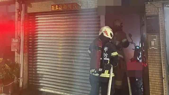 高雄市鳳山區新安街一棟透天厝20日凌晨發生火警。(圖/翻攝畫面)