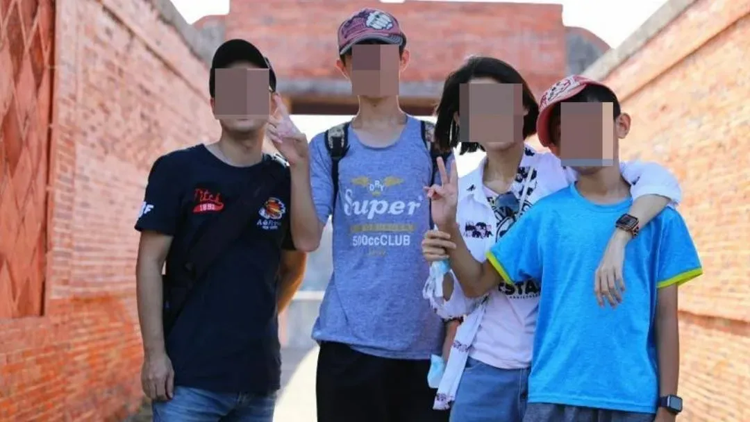 兄弟2人交疊倒臥在2樓與3樓間的樓梯間，疑似想往三樓逃生，哥哥用身體護住弟弟。（圖／翻攝畫面）
