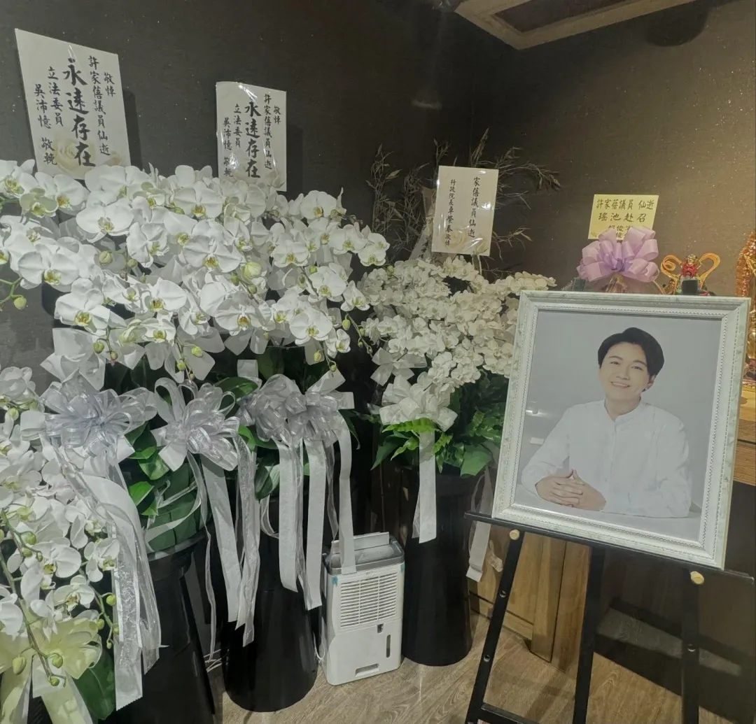 思念許家蓓的白色花束。（圖／吳沛憶Threads）